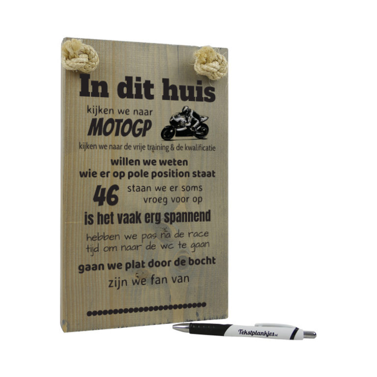 Tekst op hout, origineel cadeau In dit huis kijken we naar MotoGP