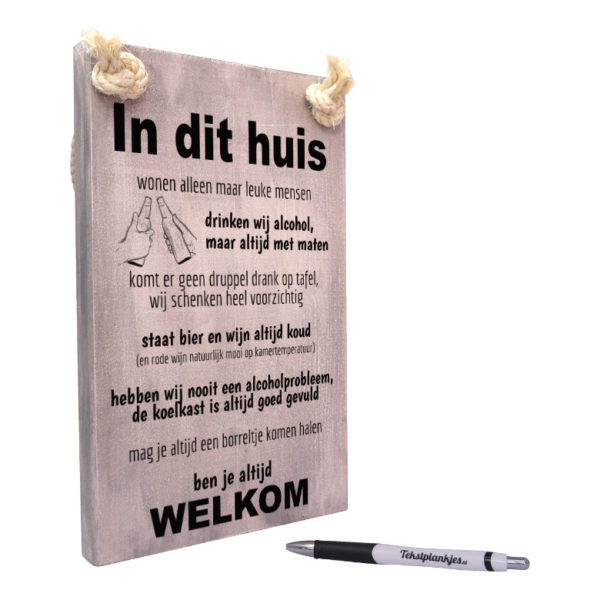 Tekst op hout In dit huis drinken wij alcohol origineel (verjaardags